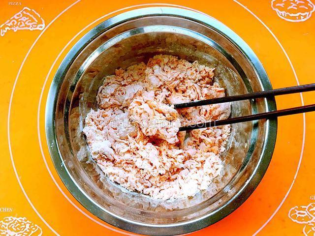 和面：逐次加面，一边加面一边搅拌搅成面穗穗
