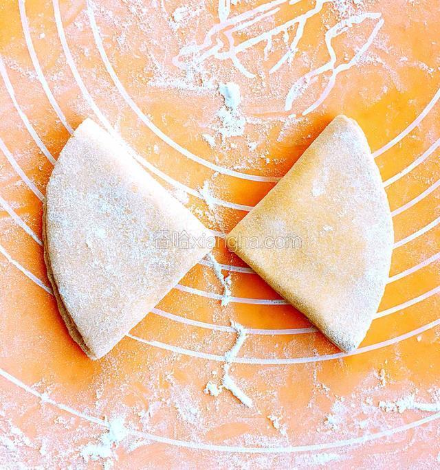把两个面皮都对折再对折