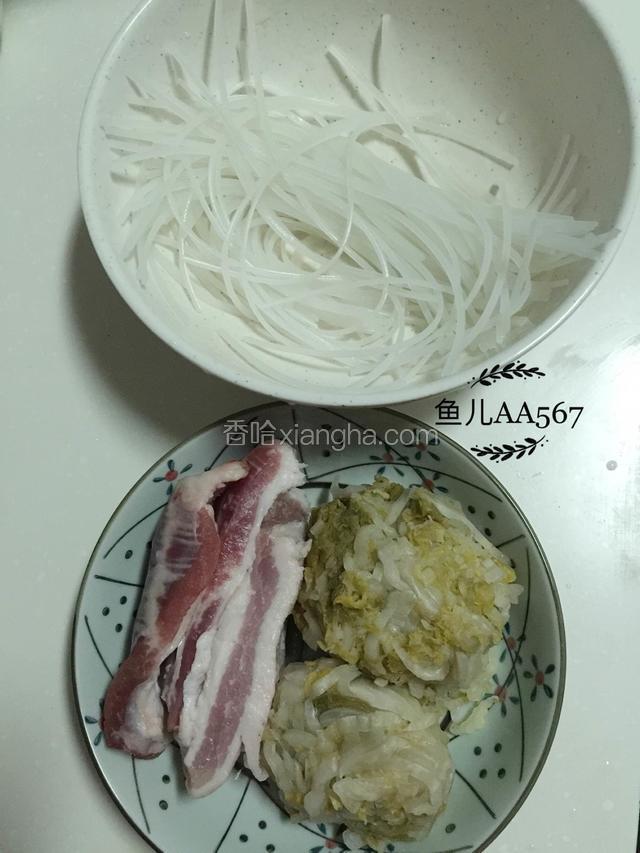 粉条提前用清水浸泡6小时，家腌酸菜切丝，五花肉洗净。