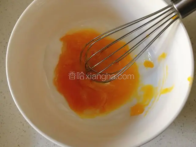 蛋黄加10克细砂糖搅拌至融化。