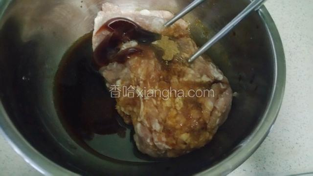 肉馅加入少许盐，糖，蚝油，料酒，生抽和水向一个方向搅拌均匀