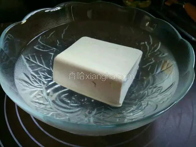 将老豆腐放入淡盐水中浸泡二十分钟。