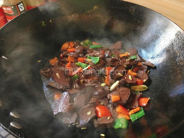 倒入小半碗水烧开，吃饭的碗就行不要太多水。