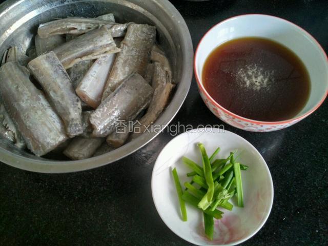 带鱼去肠子，洗净控水后用盐，料酒腌十五分钟。把生抽，鸡精，少量盐，点点料酒，两汤匙糖一汤匙醋十清水调成汁备用。葱切段。