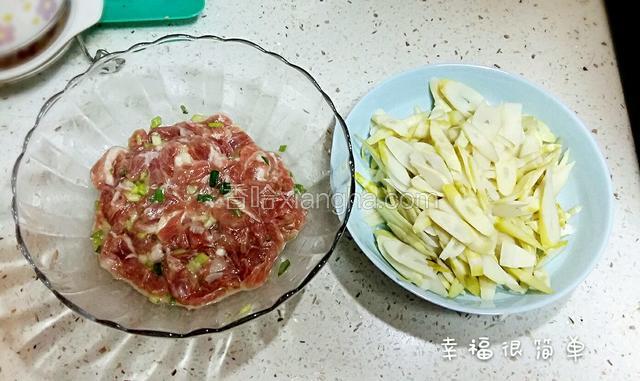 竹笋切片，肉切丝加适量的盐，糖，料酒，葱，姜，淀粉腌10分钟。