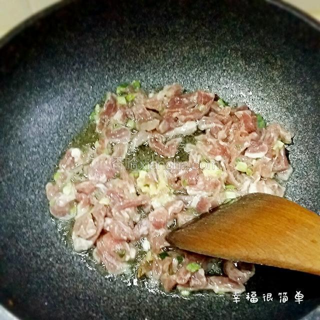 锅中加入适量清油，把腌好的肉丝倒入锅中滑散。