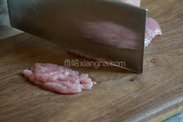 猪后腿肉去筋膜先片成片，然后改刀切成肉丝。