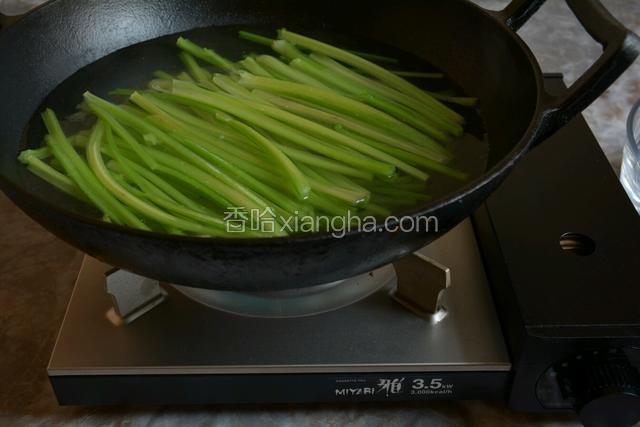 芹菜去根去叶洗净，在开水中焯一下。