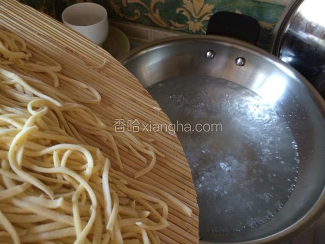 汤锅烧开水，下入面条，并且用长筷子轻轻搅散，避免粘连