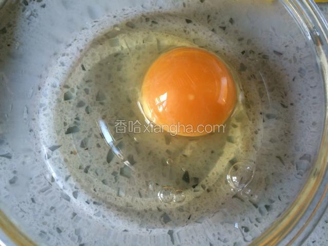 鸡蛋打散慢慢倒入汤中