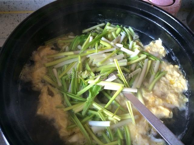 加入鸡精，盐调味，最后放入蒜苗，汤再次沸腾即可，加入几滴香油更好