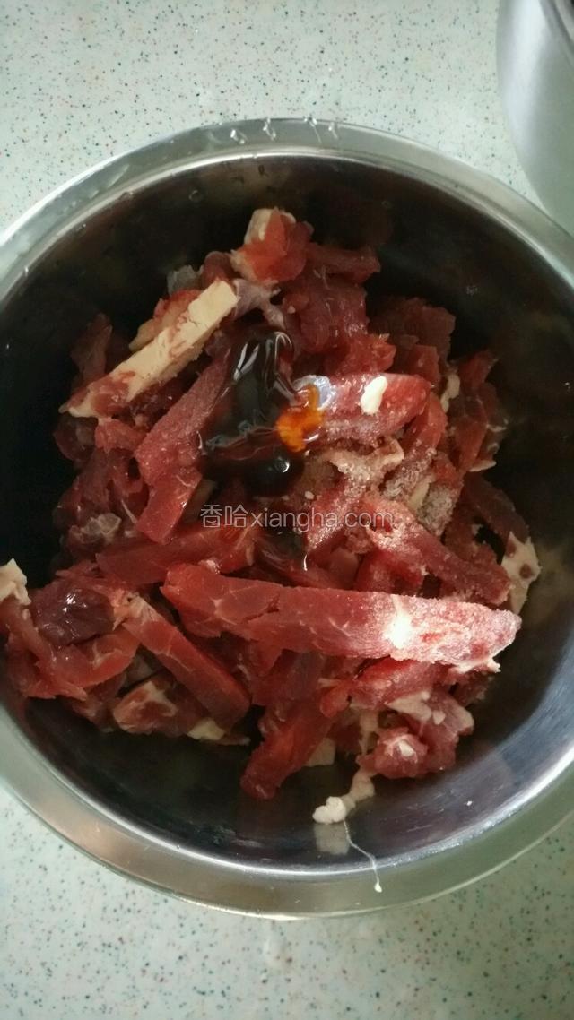 牛肉丝加入少许盐，蚝油，料酒拌匀