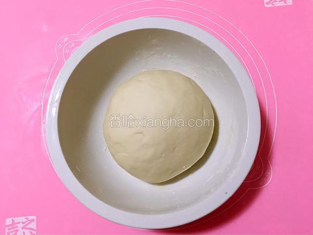 取一个干净的盆，把面放盆里，一边加热水一边用筷子搅拌，搅拌成面穗（这一步忘了拍了）然后再用手和成光滑的面团，醒发半个小时左右。