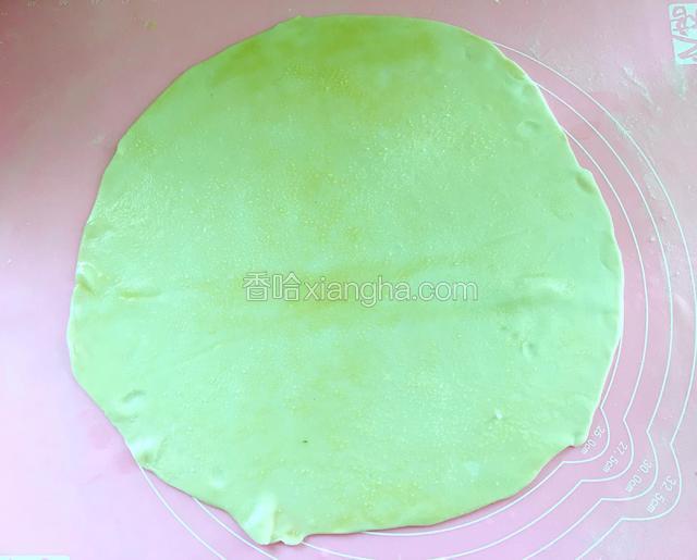 用手均匀撒适量的盐