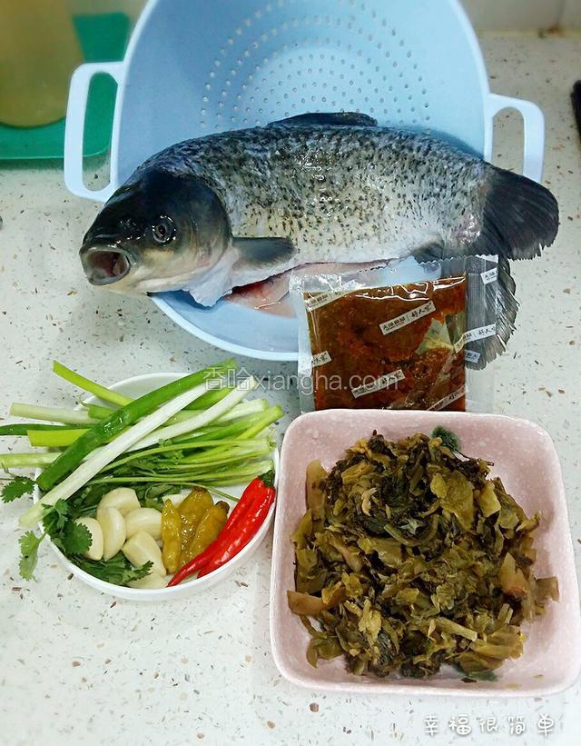 准备好食材，调料包的酸菜拿出来重新清洗，沥干水分。