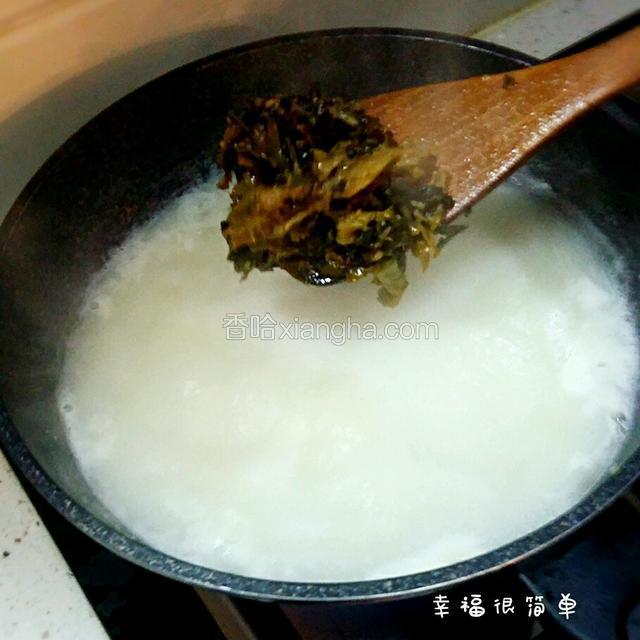 将炒好的酸菜倒入鱼汤中，滑散煮制一分钟。