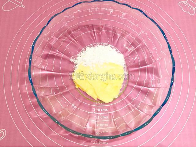 将黄油放入大碗中，室温软化后加入糖粉和盐；