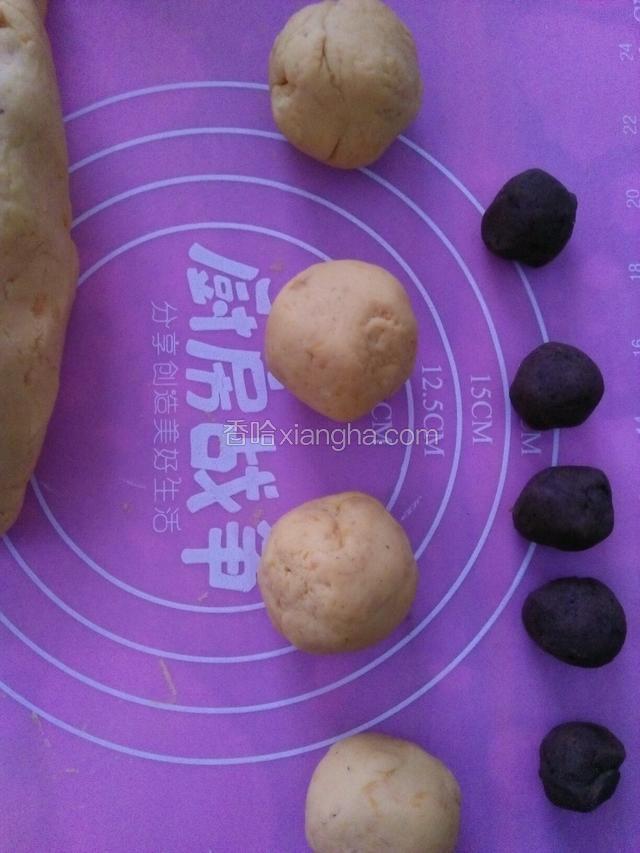 把面团和豆沙分成大小均匀的小挤子，豆沙要小点。