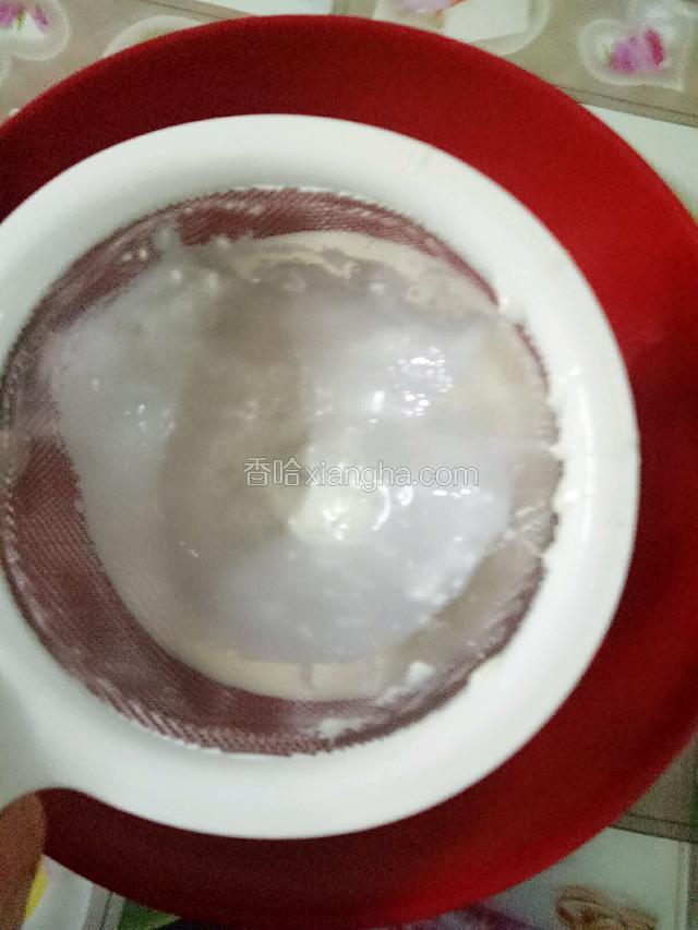 过筛搅拌好的蛋挞液
