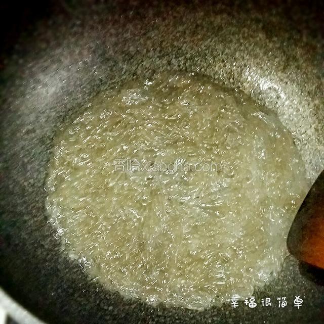 动作要快，粉丝容易粘锅，加少许的清水。粉丝炒成透明色后盛出备用。