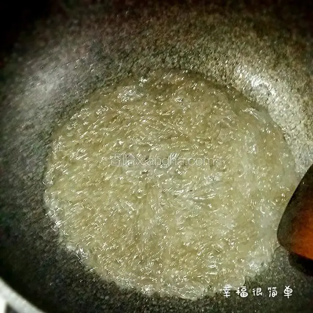 动作要快，粉丝容易粘锅，加少许的清水。粉丝炒成透明色后盛出备用。