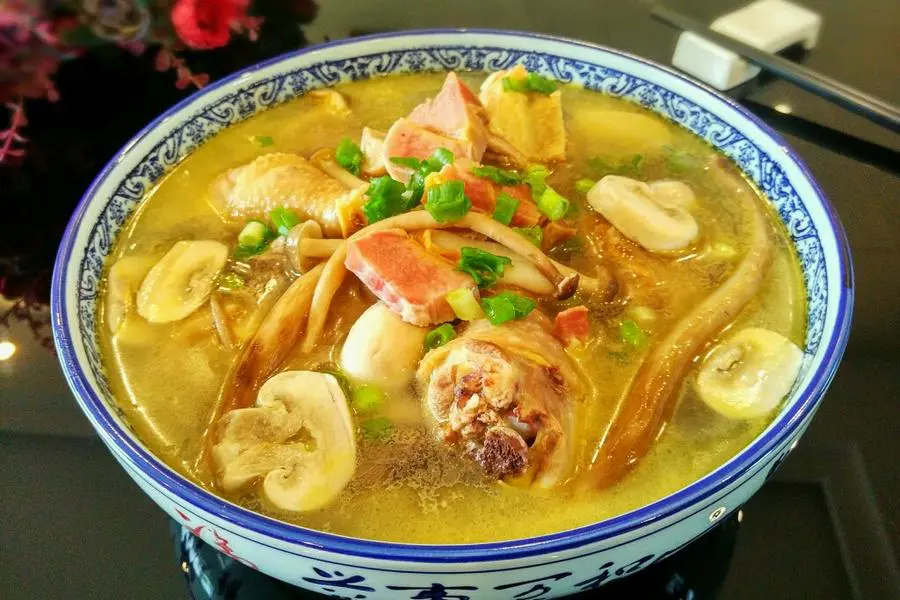 金华火腿菌菇炖鸡汤