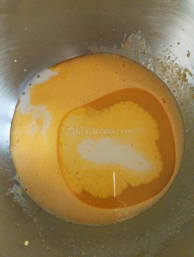 再放入玉米油和牛奶搅拌均匀