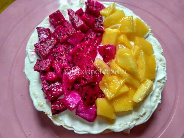 淡奶油加30克糖粉用电动打蛋器打出小尖角。。注意夏天要垫冰水打发 先一层奶油，中间放上双拼水果 再加奶油抹平堆上另一片蛋糕片然后将四周和表面抹好