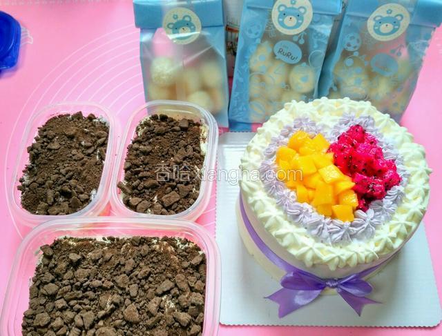 放冰箱至少冷藏三四小时定型后才可以带出门。来一张集体照