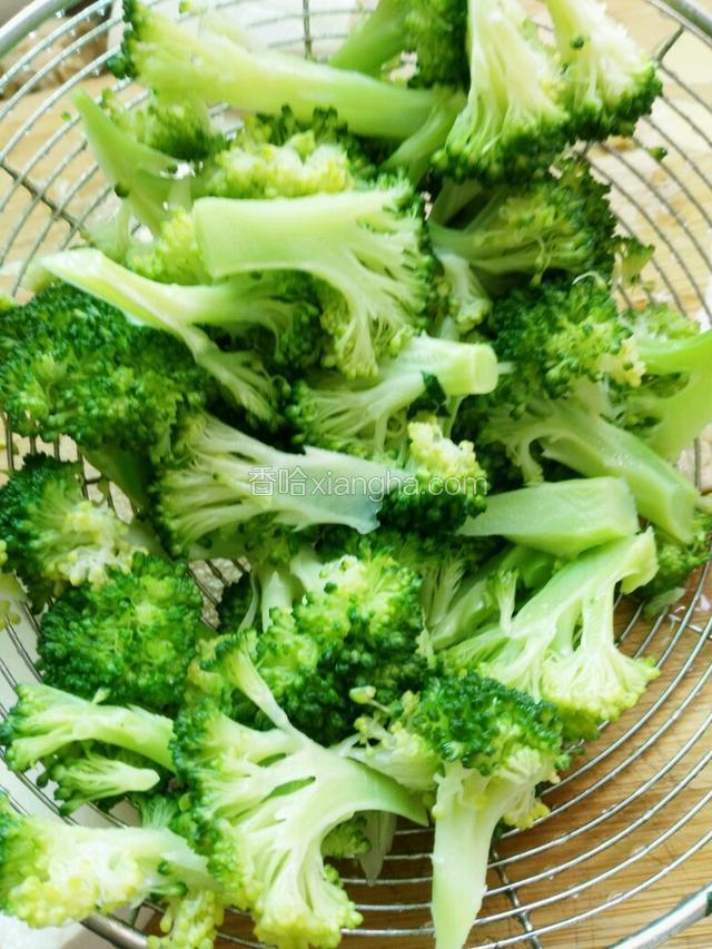 将西兰花入锅焯水捞出。