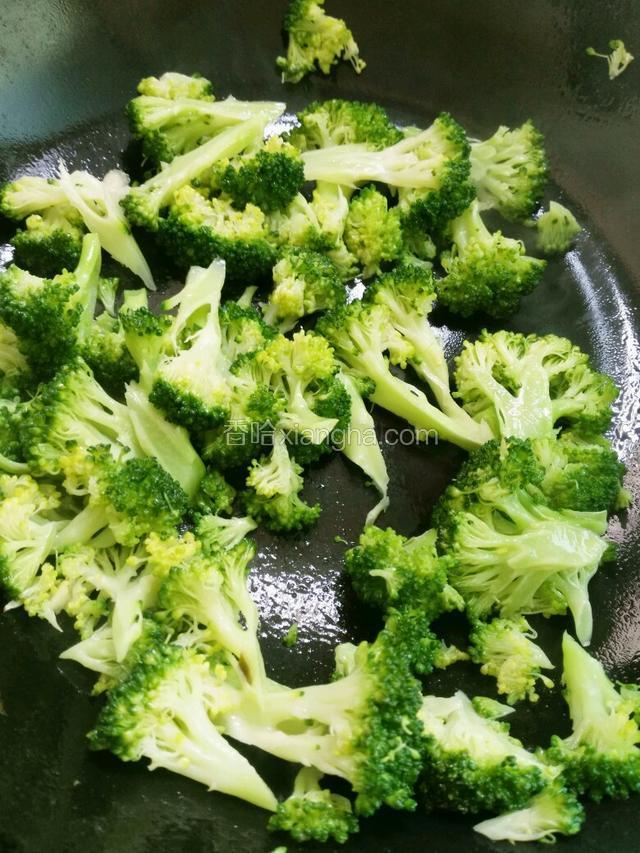放入西兰花翻炒。