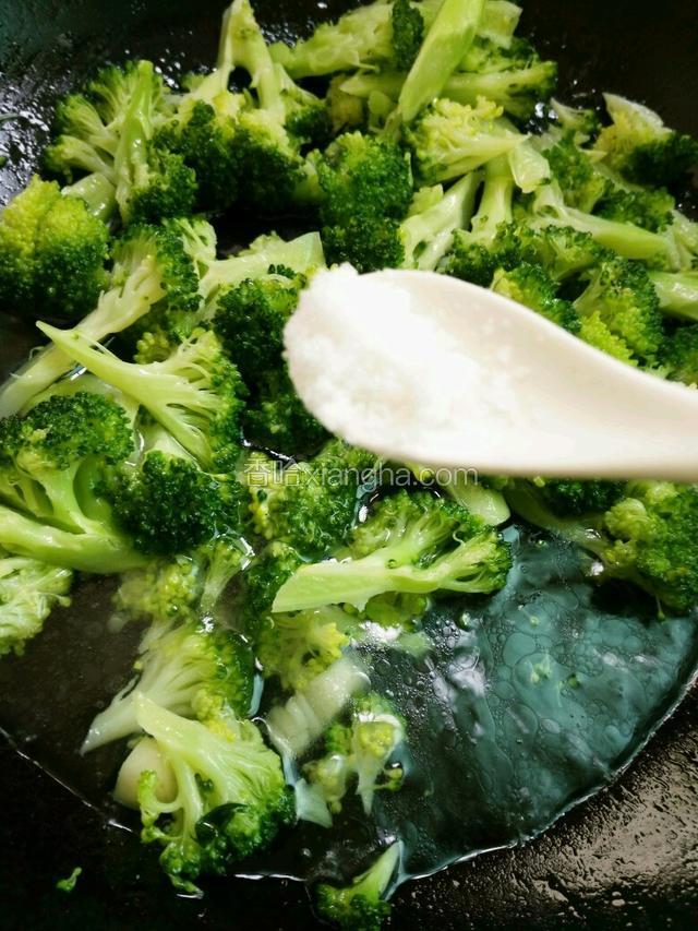 加入适量盐调味。