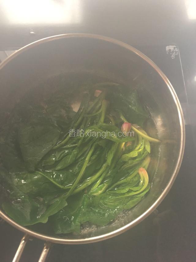 趁焖肉时另起锅烧水，水里面滴点油加少量的盐放入菠菜（青菜也可以）过一下水就可以了