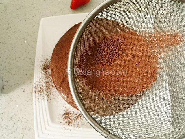 在表面筛匀可可粉