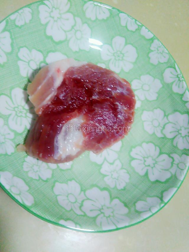 将瘦肉剁成肉末。