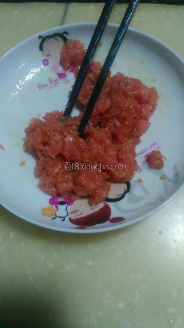 剁好的肉末用少许油盐，生抽。胡椒粉，生粉腌制十五分钟入味。