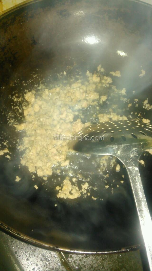 冷锅倒油烧至微热放入瘦肉快速翻炒均匀