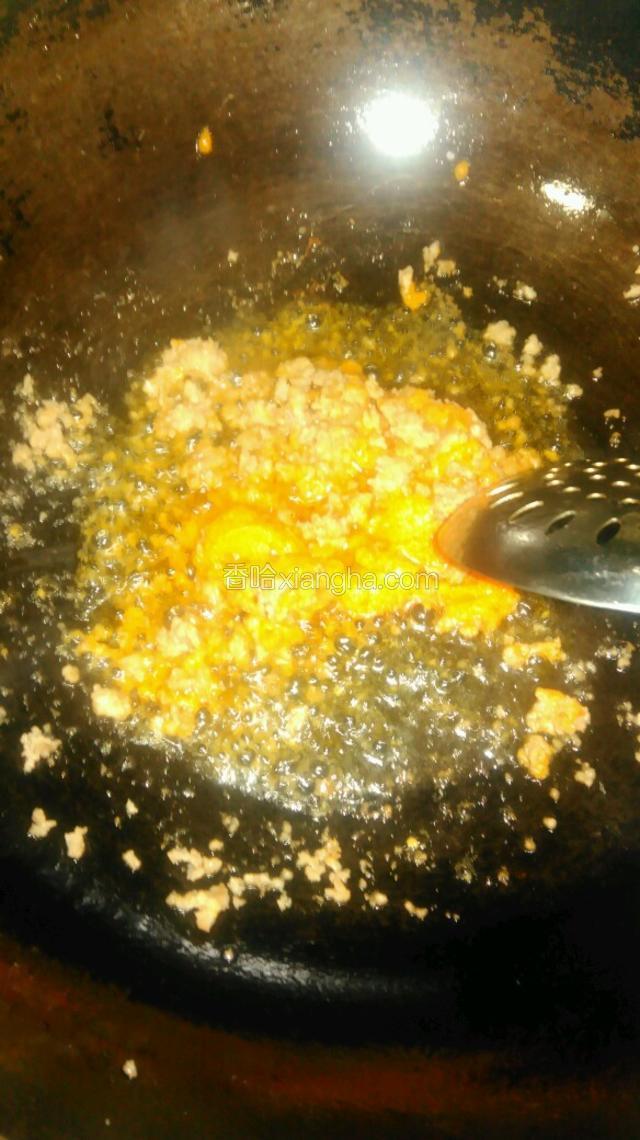 肉末变色马上放入蟹黄酱翻炒均匀