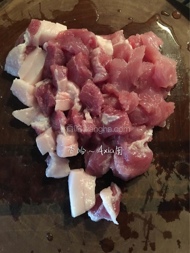 前腿肉去皮洗干净，切丁块，再剁成肉碎