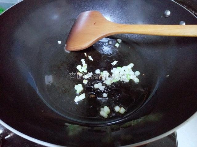 炒锅倒少许油，不要太多一点就好。油热放入葱花爆香。