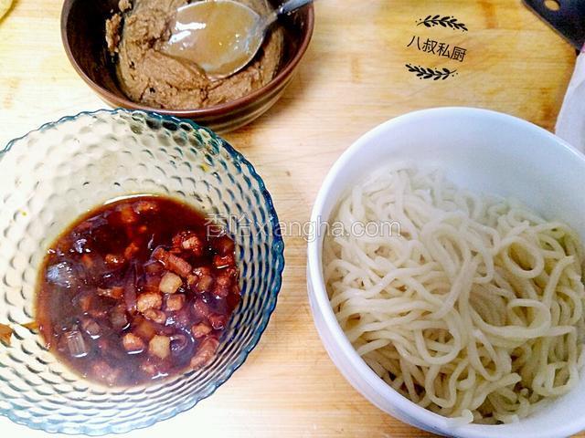 把面捞出 淋上芝麻料和肉料即可（根据个人口味来点加多少，加点酸豆角 和辣椒油味道一极棒，最近牙疼就不加辣椒了。）摸摸哒