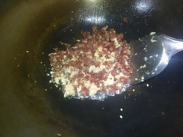 炒锅内放入适量食用油烧热，先放入蒜末和姜末爆香，再加入香肠粒小火煸炒，炒至香肠粒微微变色；