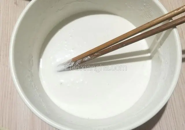 用少许凉水将粘米粉调成糊状；