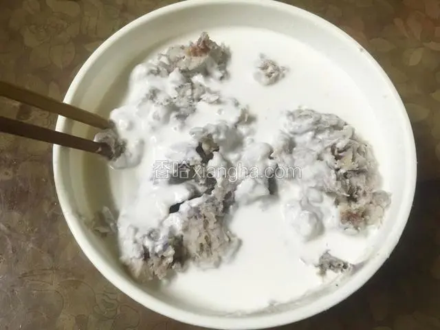 将炒制好的芋头泥倒入粘米粉浆里搅拌均匀；