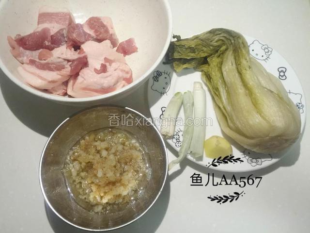 准备馅料的食材，猪肉的肥瘦比例是2:8，油滋啦是提前靠好的。