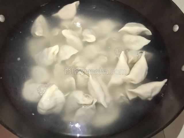 锅中添水大火烧开，放入饺子，用勺子顺锅边慢慢搅动，以免饺子粘锅底，水开后淋入少许清水，再次烧开后盖上盖子煮（要在旁边看着，不然水容易溢出来）。