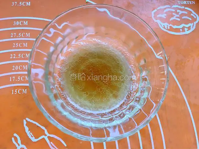 丸子蒸好了，把盘子里蒸丸子的汤水倒入一个碗里备用