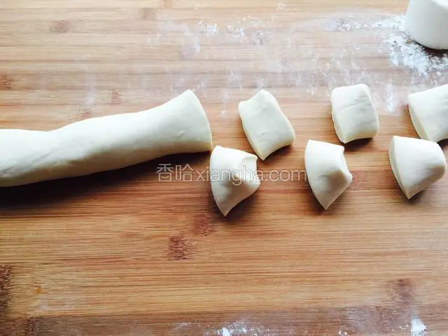 把面团揉成长条状，用刀切成大小均匀的剂子。