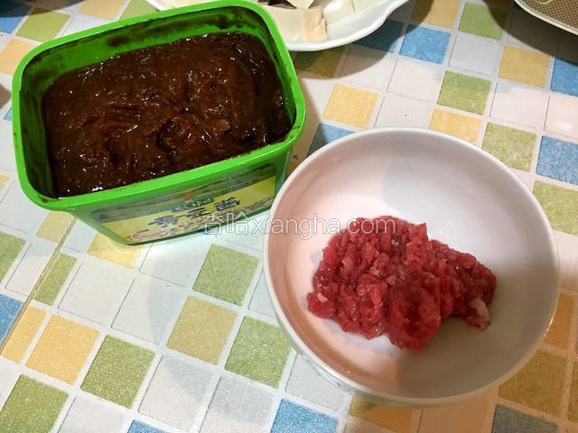 猪肉洗净剁成肉末，黄豆酱备用