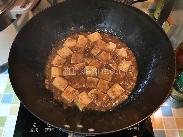 水份煮至八成干，放少许鸡精即可出锅